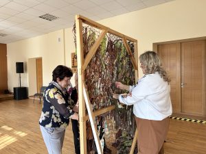Sievietes pin maskēšanās tīklu Ukrainas atbalstam