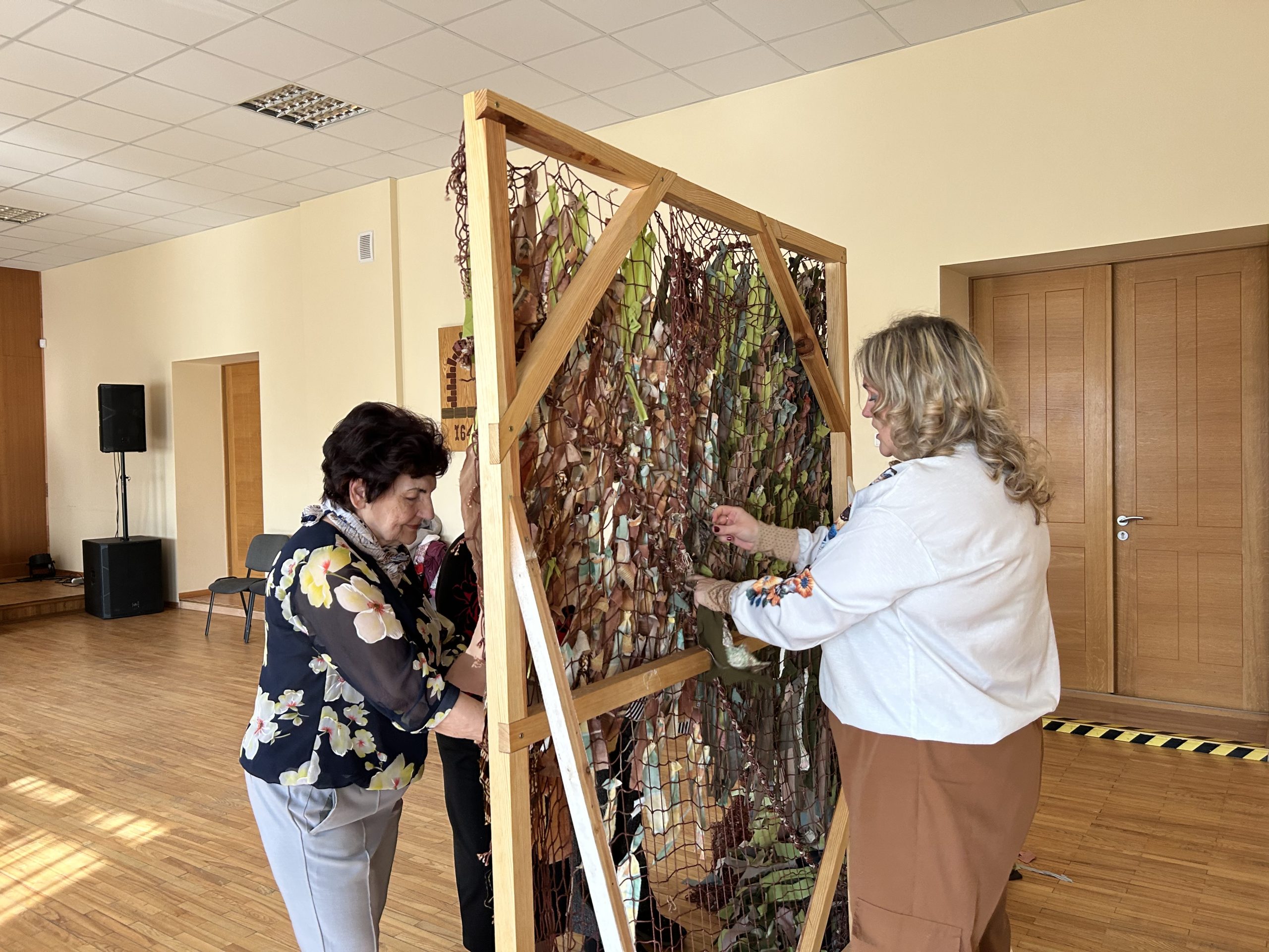 Sievietes pin maskēšanās tīklu Ukrainas atbalstam
