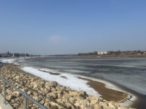 Daugava pie Jēkabpils ar ledu un zemu ūdens līmeni
