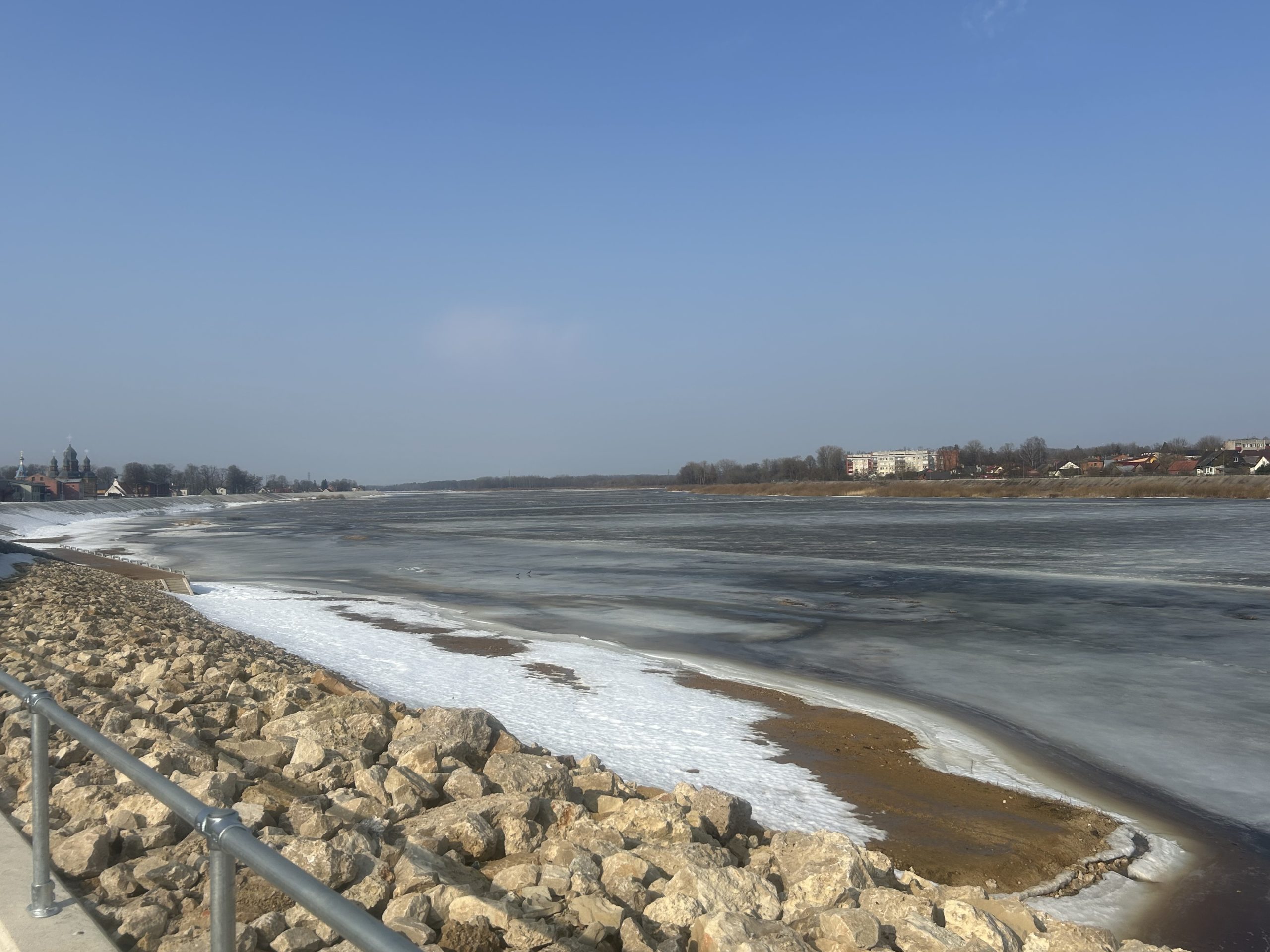 Daugava pie Jēkabpils ar ledu un zemu ūdens līmeni