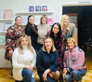 Biedrības “Zelta gailenes” dalībnieces kopīgā foto Daudzesē.