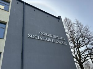 Ogres novada Sociālā dienesta ēkas fasāde ar uzrakstu