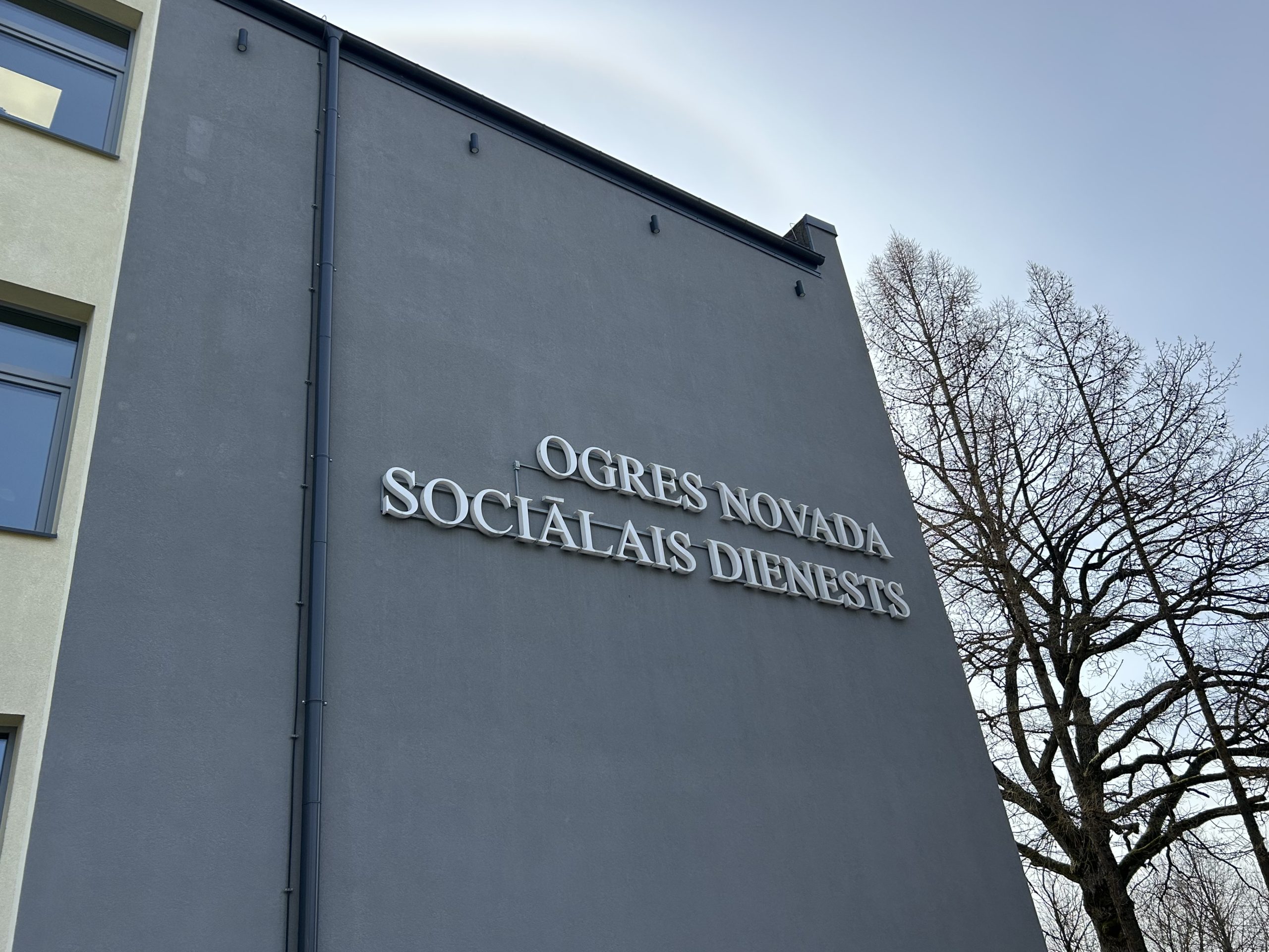Ogres novada Sociālā dienesta ēkas fasāde ar uzrakstu