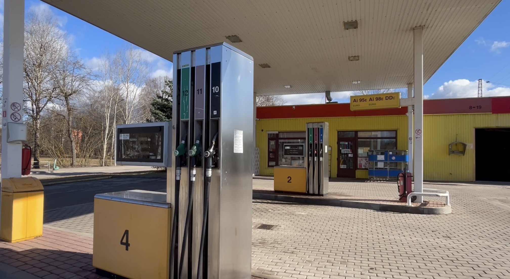 Degvielas uzpildes stacija ar sūkņiem un veikala ēku