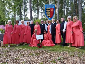 Senioru deju kolektīvs “Labvakar” kopīgā foto Krāslavas novadā.