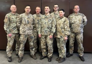 Latvijas rezervisti militārajā formā kopīgā foto pēc apmācībām.