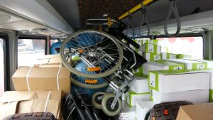 Ar ziedojumu kastēm un ratiņkrēslu piekrauts mikroautobuss Dobelē pirms došanās palīdzības konvojā uz Ukrainu.