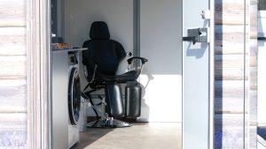 Friziera krēsls mobilajā aprūpes autobusā senioru aprūpei