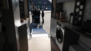 Mobilā aprūpes autobusa iekšpuse ar uzbrauktuvi ratiņkrēslam