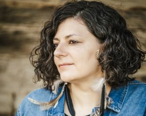 Inese Muižniece portrets tuvplānā ar dabisku fonu.