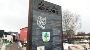 Jēkabpils pilsētas ģerboņa informācijas stends ar lūša simbolu.