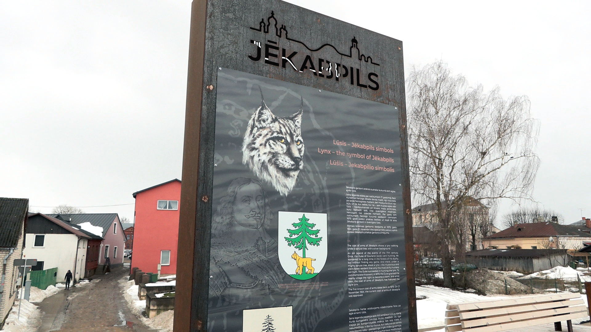 Jēkabpils pilsētas ģerboņa informācijas stends ar lūša simbolu.