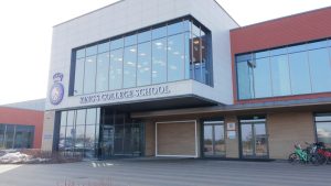 King’s College School ēkas ārskats ar stiklotu fasādi