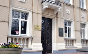 Rēzeknes pilsētas domes ēka ar galveno ieeju un uzrakstu pie durvīm.