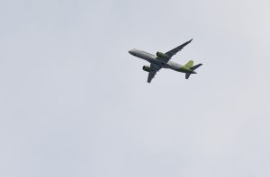 airBaltic lidmašīna lidojumā debesīs.