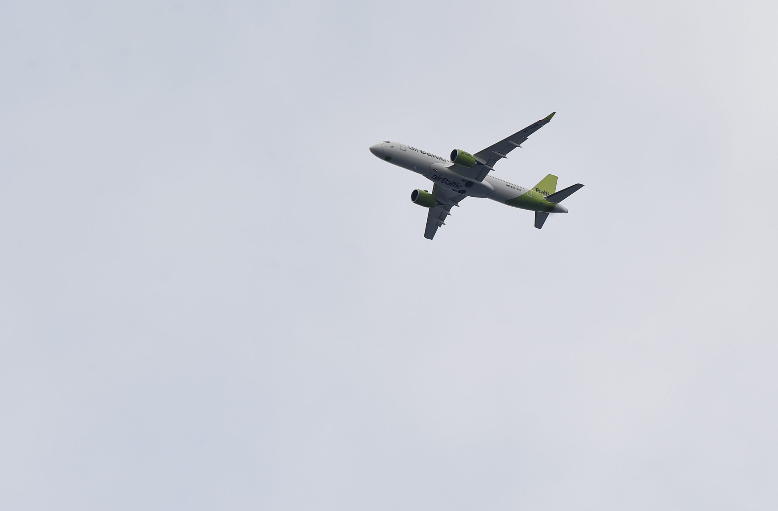 airBaltic lidmašīna lidojumā debesīs.