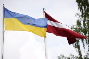 Ukrainas un Latvijas karogi plīvo vējā uz mastiem