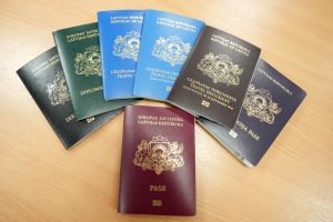 Latvijas Republikas pases un ceļošanas dokumenti uz galda