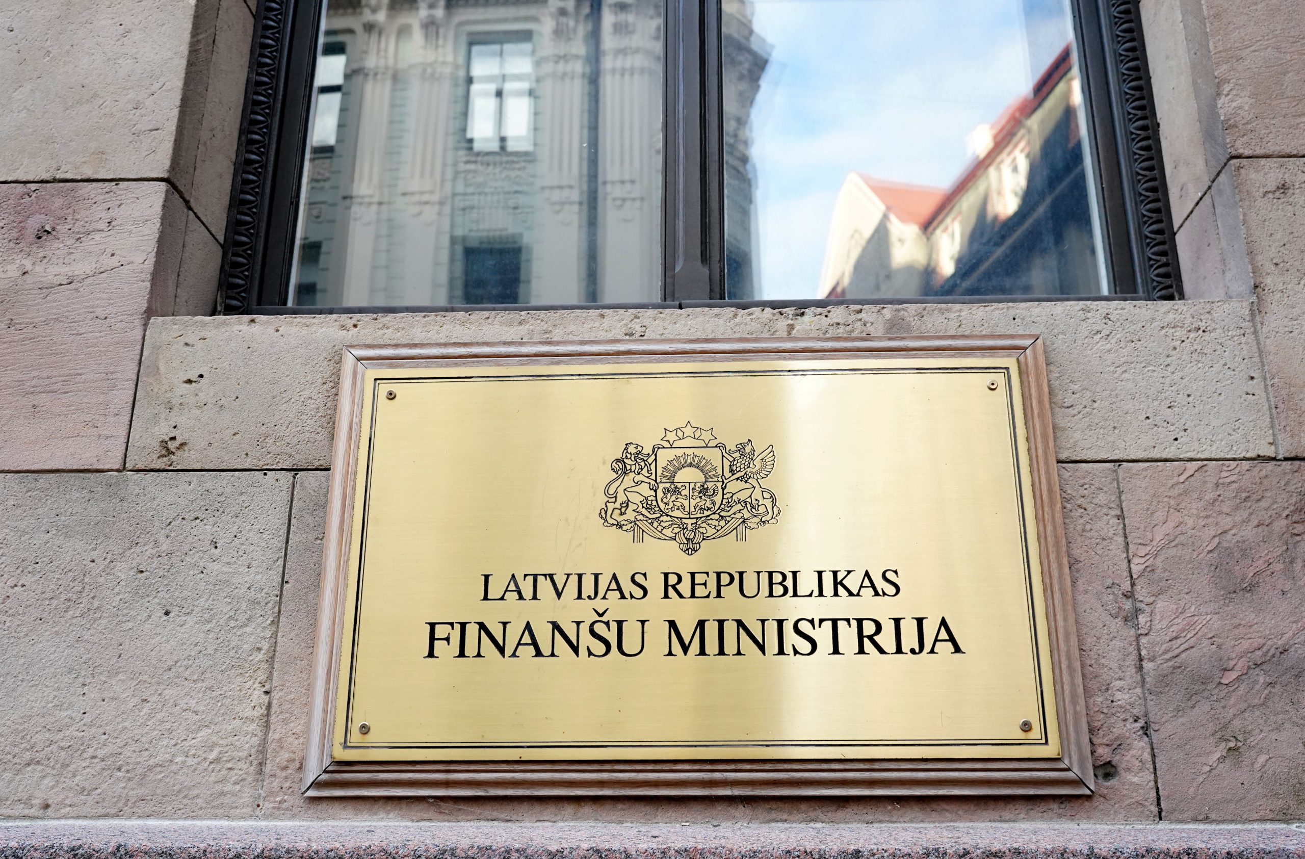 Latvijas Republikas Finanšu ministrijas plāksne uz ēkas sienas