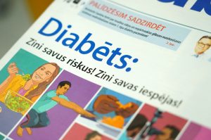 Informatīvs buklets par diabētu ar uzrakstu “Diabēts: Zini savus riskus! Zini savas iespējas!” un ilustrācijām par veselīgu dzīvesveidu.