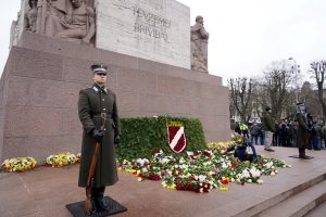 Godasardze pie Brīvības pieminekļa Rīgā ar noliktiem ziediem Latvijai veltītā piemiņas pasākumā.