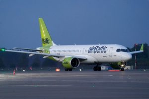 airBaltic lidmašīna uz skrejceļa lidostā.