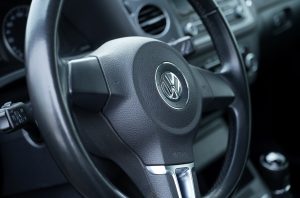 Volkswagen automašīnas stūre ar redzamu zīmola logotipu