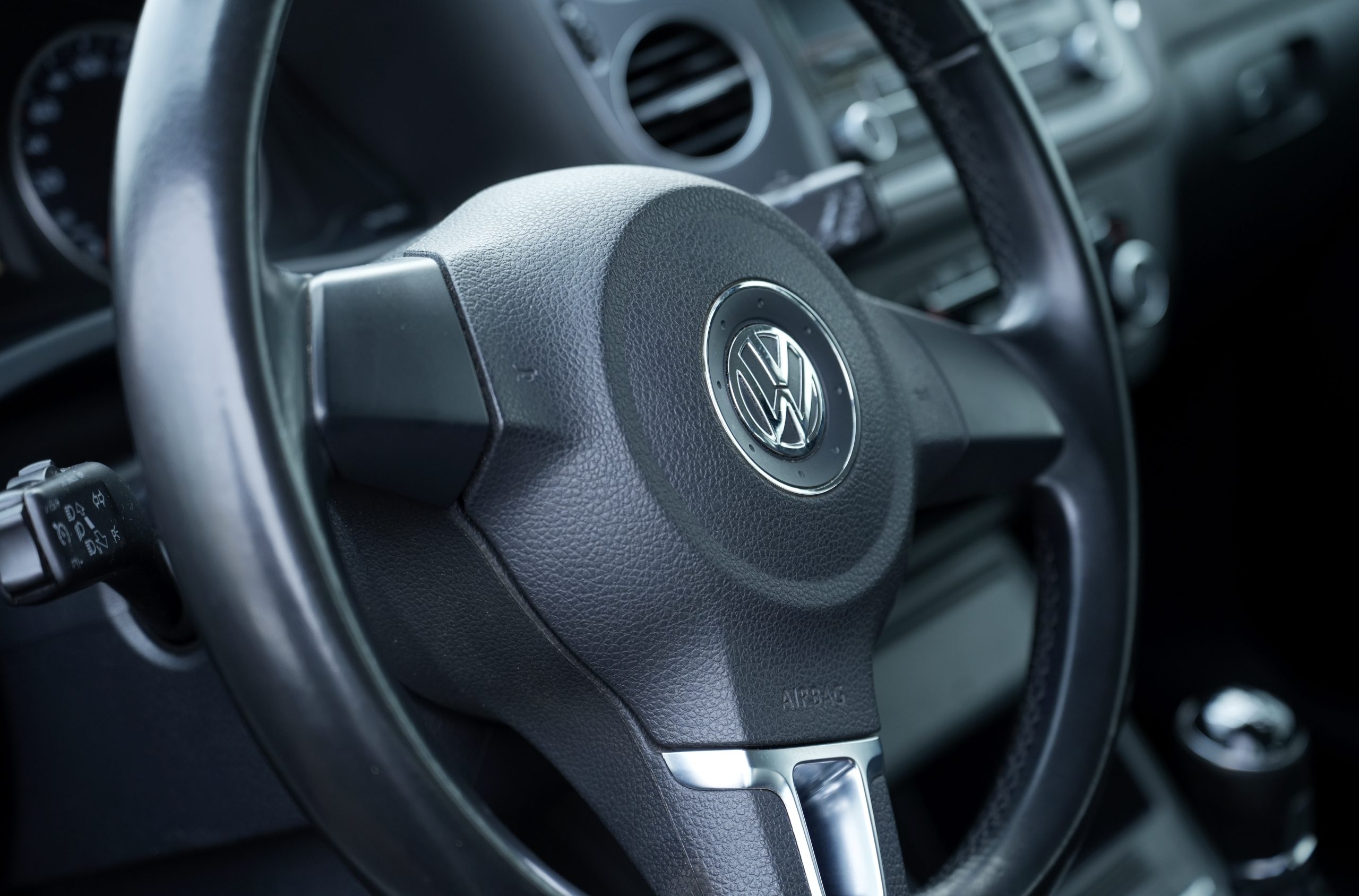 Volkswagen automašīnas stūre ar redzamu zīmola logotipu