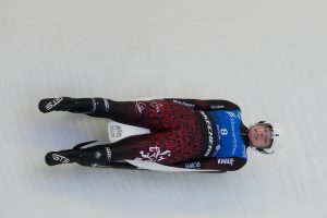 Kamaniņu sportists trasē sacensību laikā.