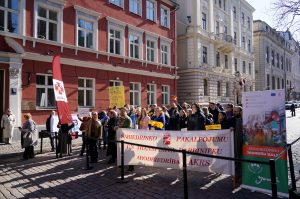 Protests pie Saeimas ar arodbiedrību plakātiem pret Darba likuma grozījumiem.