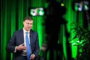 Valdis Dombrovskis intervijā televīzijas studijā ar zaļu fonu