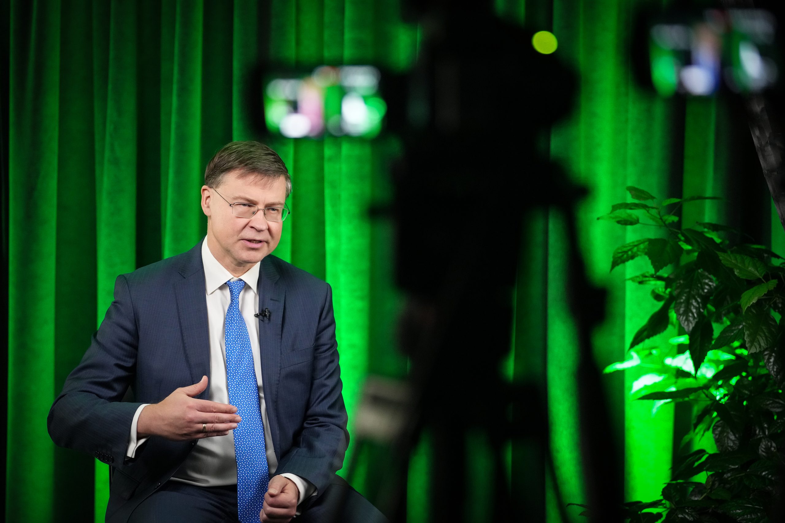 Valdis Dombrovskis intervijā televīzijas studijā ar zaļu fonu