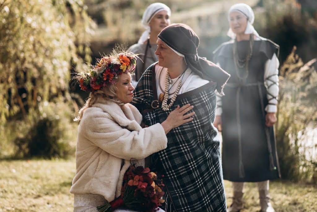 Olita Puriņa latviskā rituālā kopā ar sievietēm tautastērpos