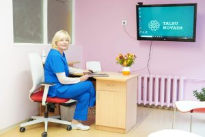 Digitālā ārsta kabinets Laucienes pansionātā, kur medicīnas darbiniece pie datora organizē attālinātu ārsta konsultāciju senioriem