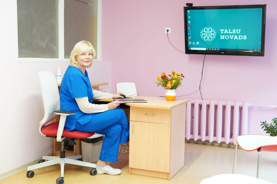 Digitālā ārsta kabinets Laucienes pansionātā, kur medicīnas darbiniece pie datora organizē attālinātu ārsta konsultāciju senioriem