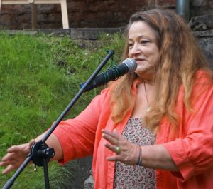 Māksliniece Sandra Strele runā pie mikrofona pasākuma laikā.Māksliniece Sandra Strele runā pie mikrofona pasākuma laikā.