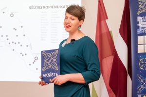 Prezentācija par Sēlijas kopienām, runātāja tur zīmi “Aknīste”