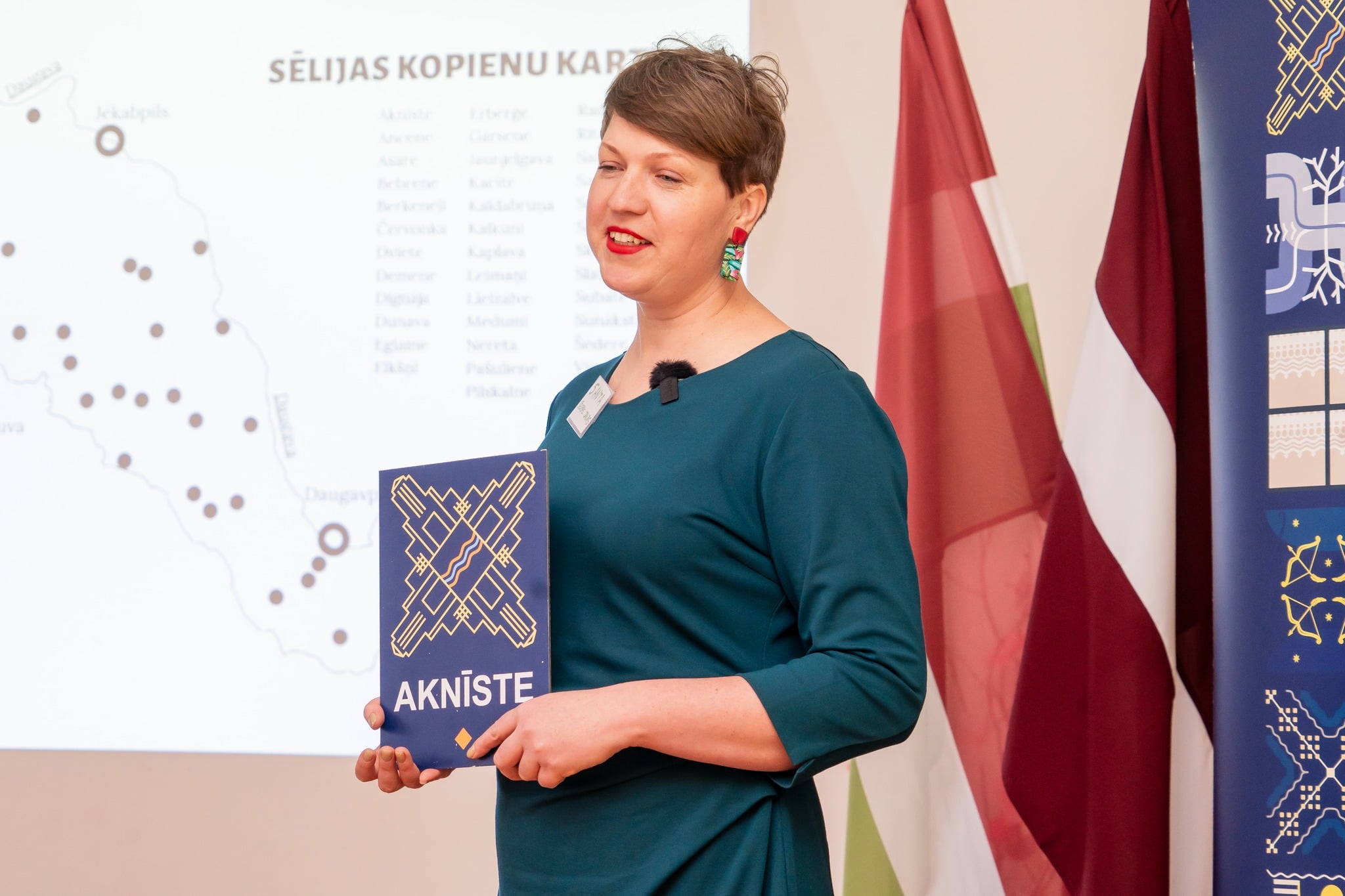 Prezentācija par Sēlijas kopienām, runātāja tur zīmi “Aknīste”