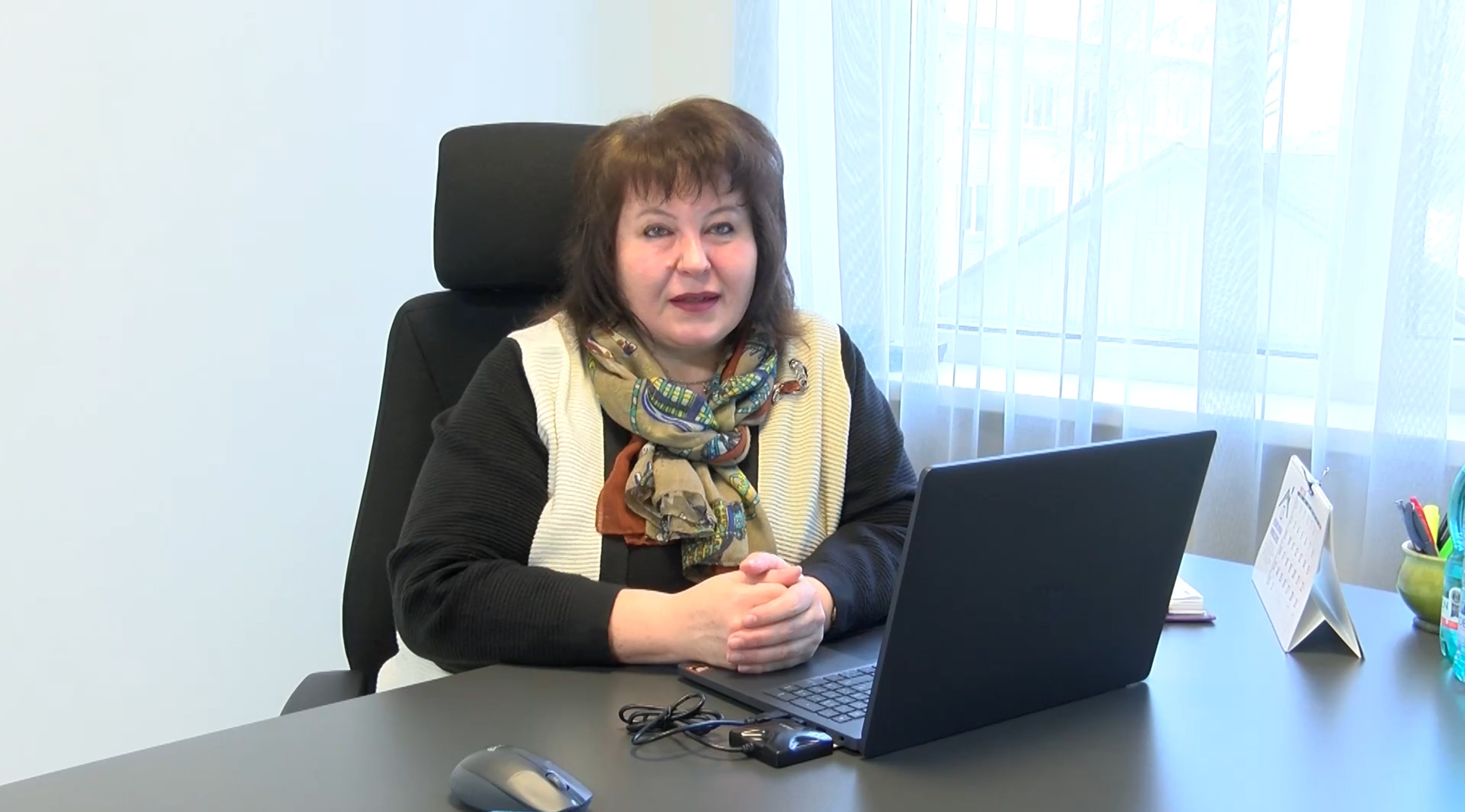 Rēzeknes novada izpilddirektore Ērika Teirumnieka savā darba kabinetā.