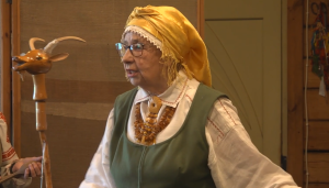 Ināra Kalnarāja tautastērpā folkloras pasākumā