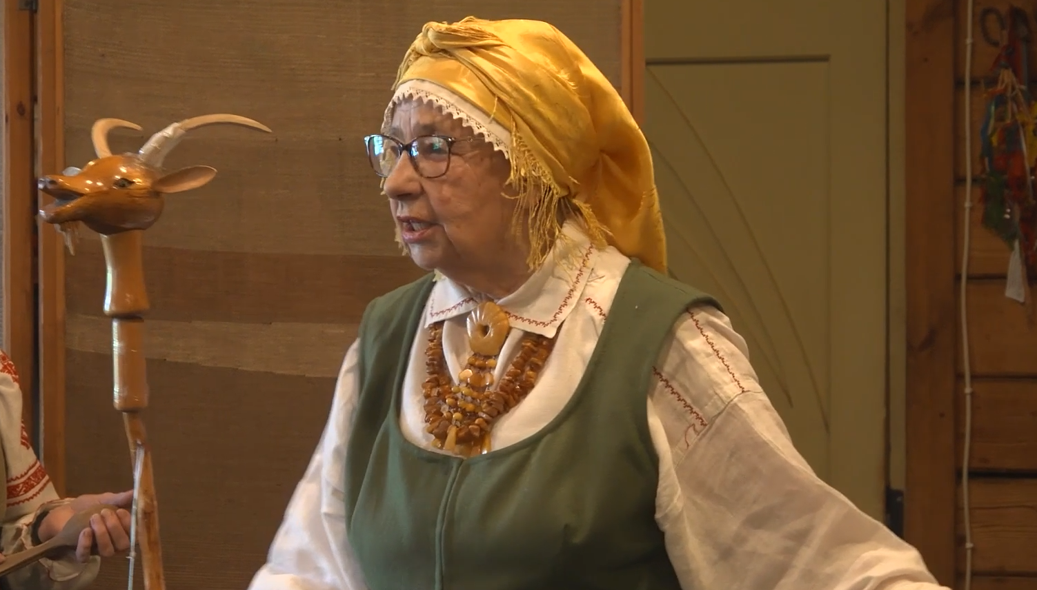 Ināra Kalnarāja tautastērpā folkloras pasākumā