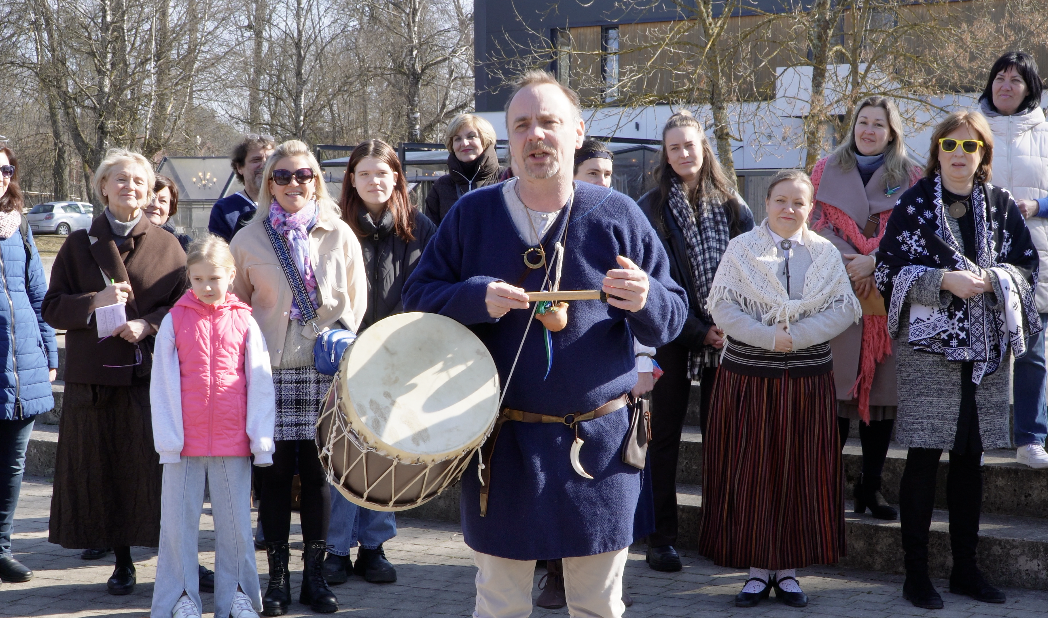 Vīrietis ar bungām vada rituālu Lībiešu mantojuma dienā