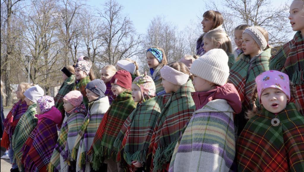 Bērni lakatos dzied Lībiešu mantojuma dienā