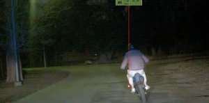 Persona naktī brauc ar motociklu pa ceļu, fiksēta ar policijas ierīci