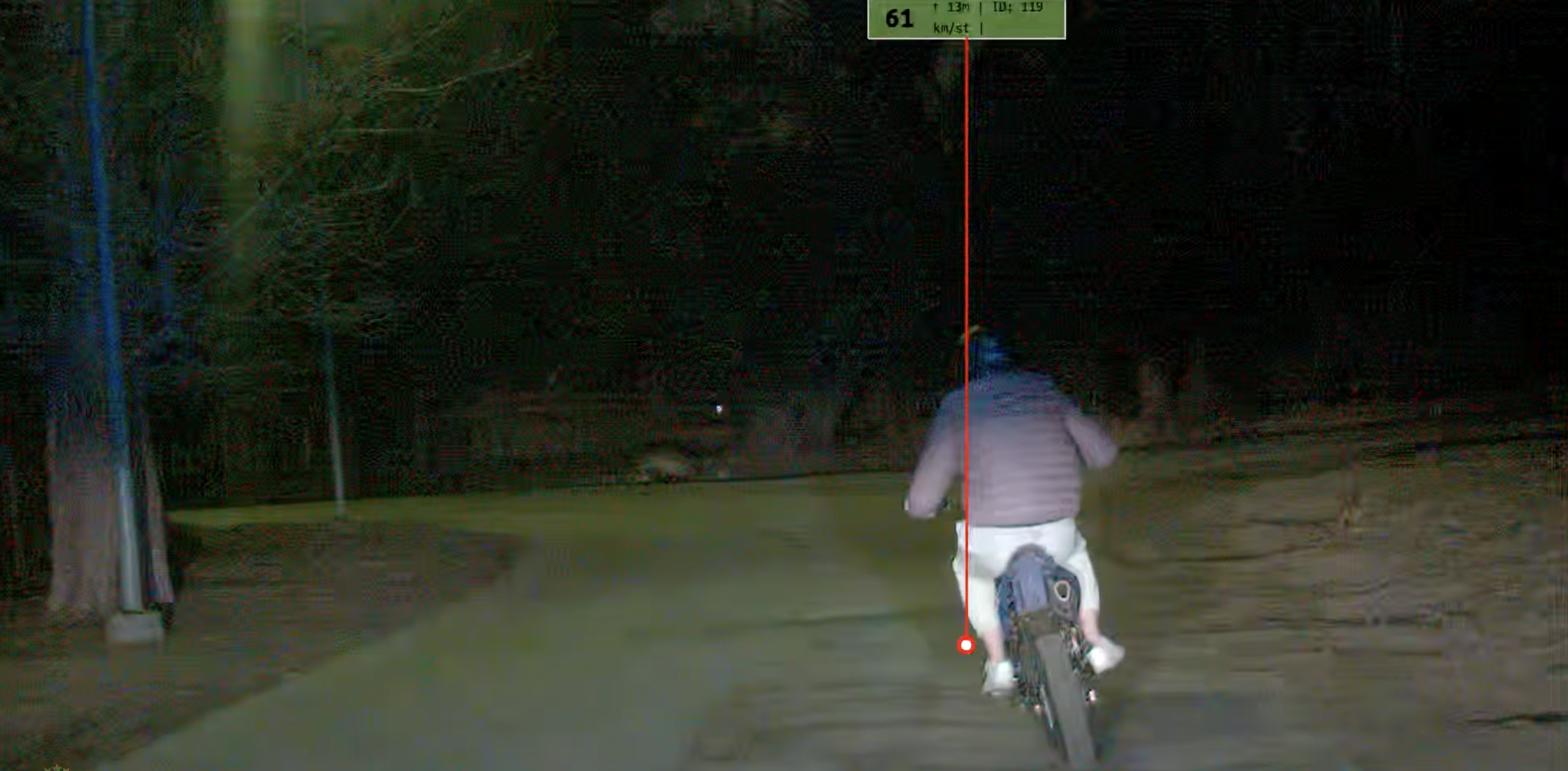 Persona naktī brauc ar motociklu pa ceļu, fiksēta ar policijas ierīci