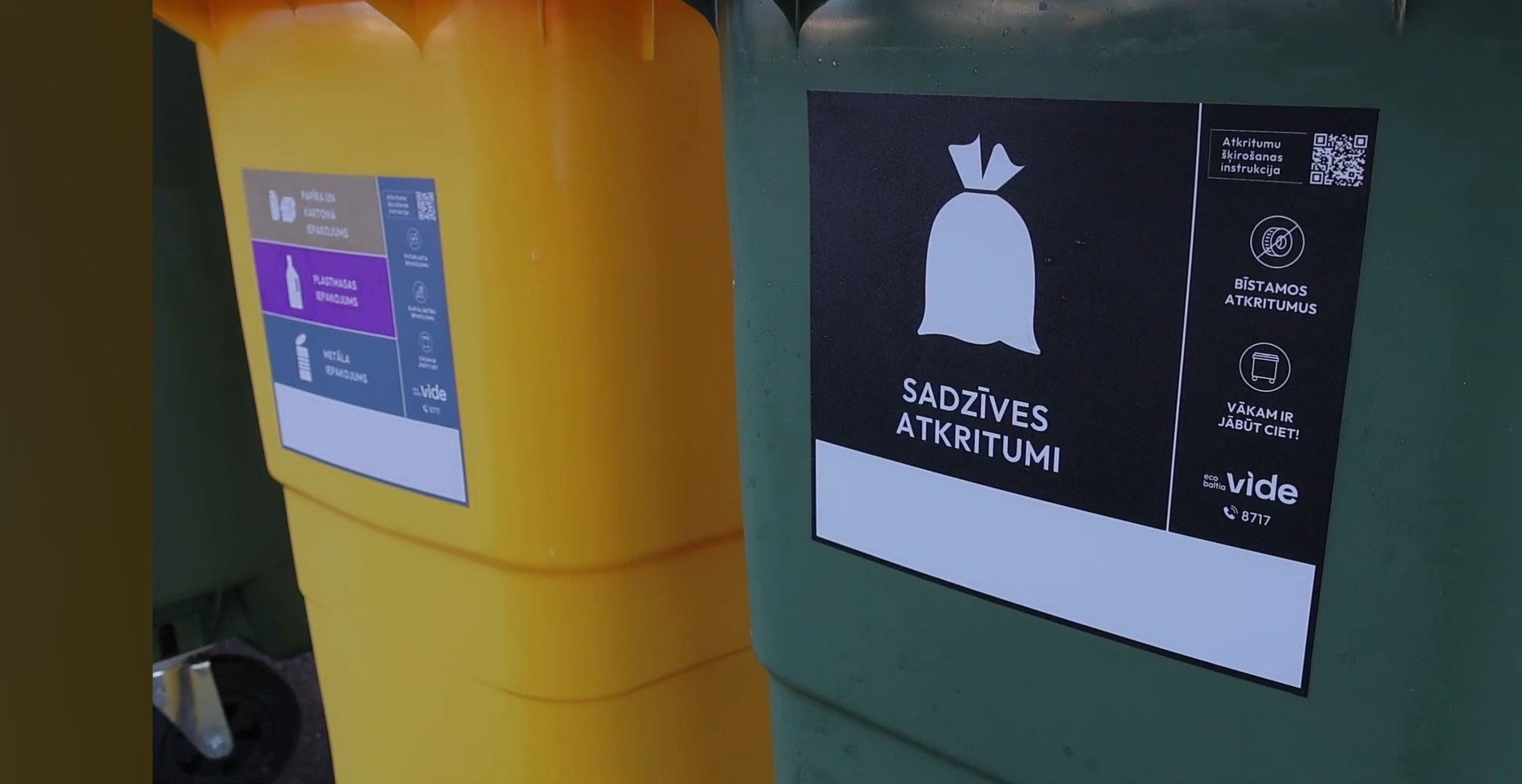 Šķiroto atkritumu konteineri – dzeltenais iepakojumam un zaļais sadzīves atkritumiem