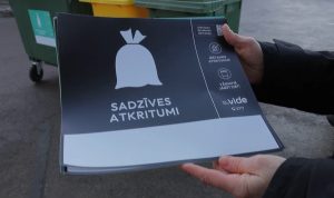 Informatīva uzlīme sadzīves atkritumu konteineram ar šķirošanas norādēm