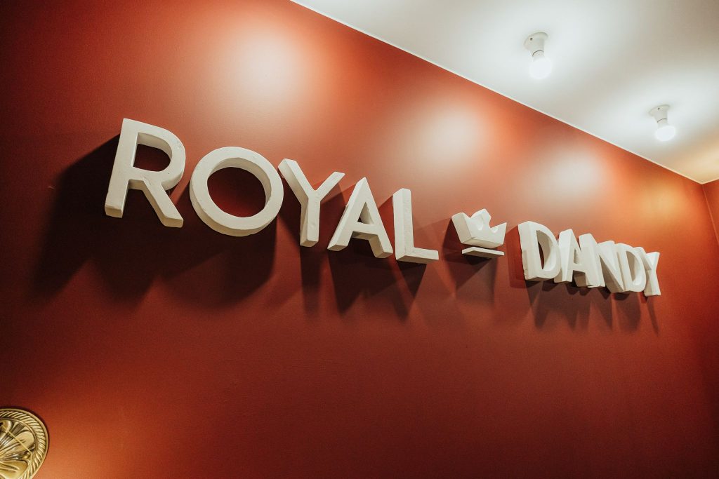 Barberšopa “Royal Dandy” nosaukums uz sienas salonā