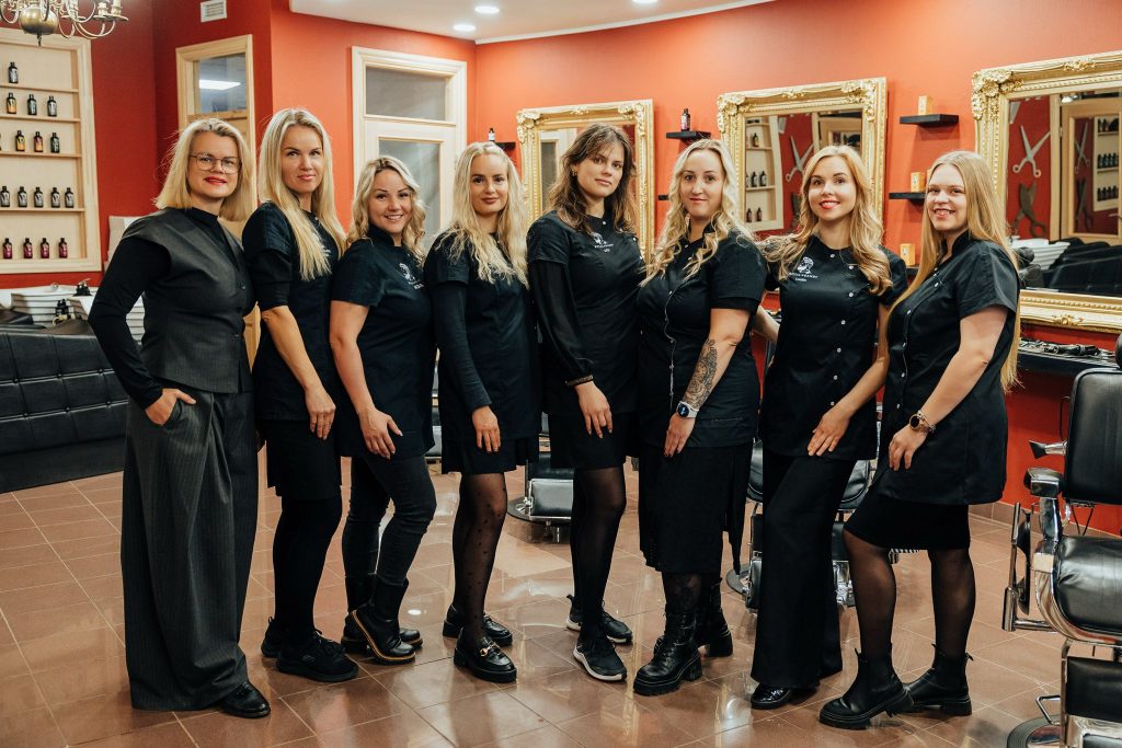 Barberšopa “Royal Dandy” komanda salonā