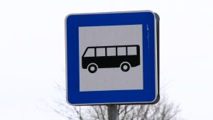Ceļa zīme ar autobusa simbolu, kas norāda sabiedriskā transporta pieturu